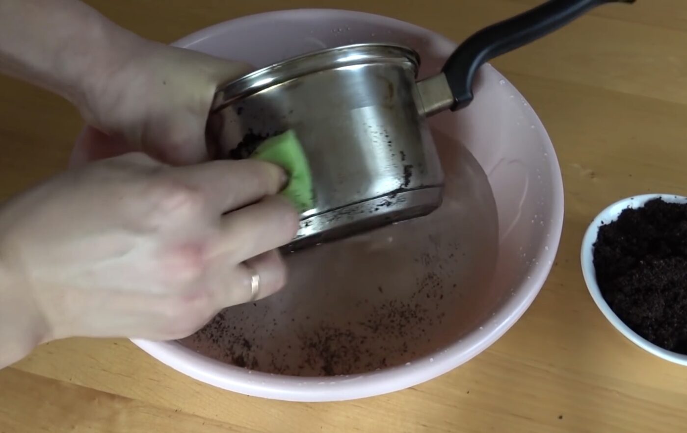 Як відмити каструлі від нагару без мийного засобу