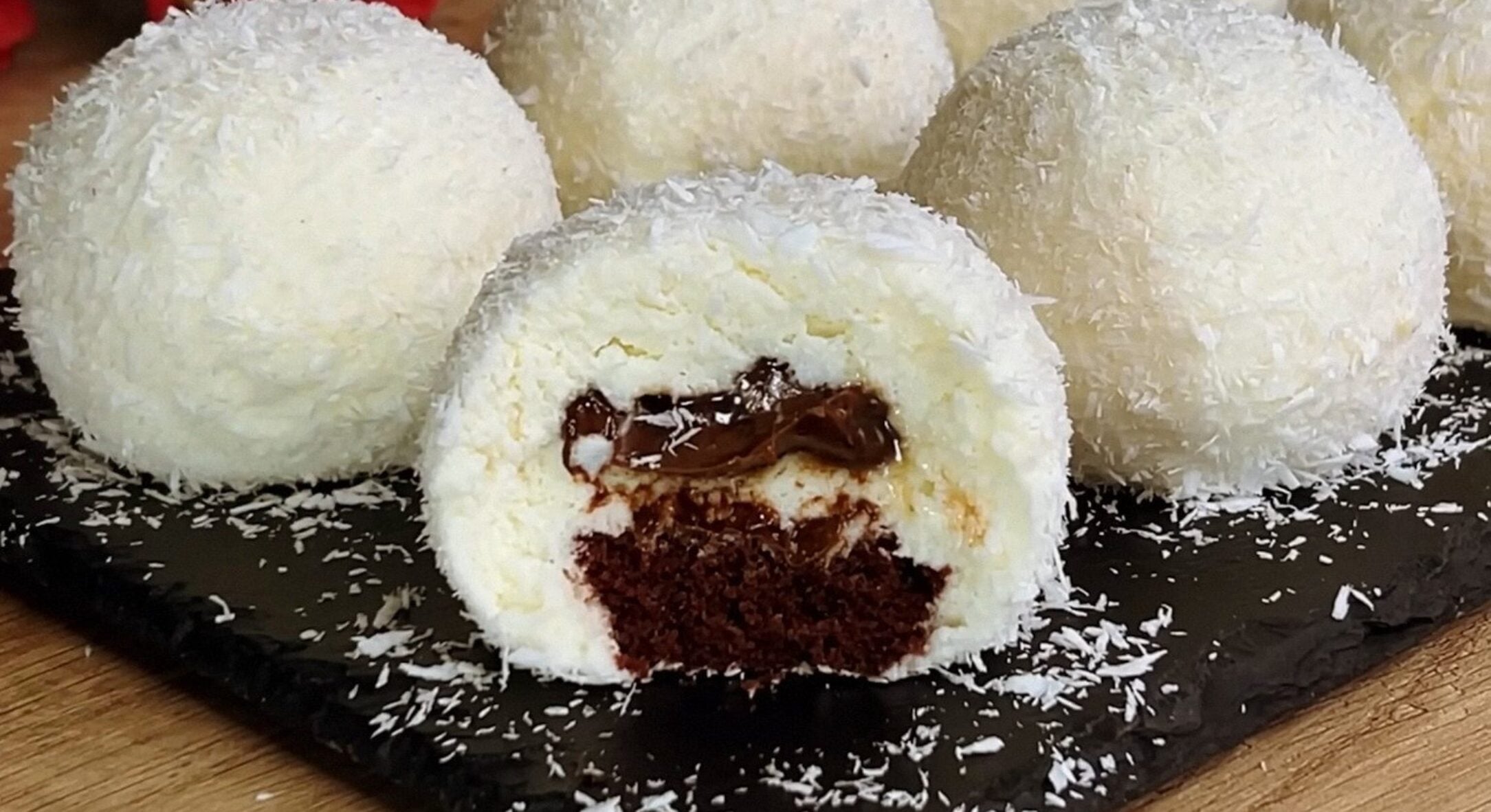 Десерт “Білий сніг”: готую його щороку на Різдво, усі гості просто в захваті – кокосова смакота з сюрпризом 