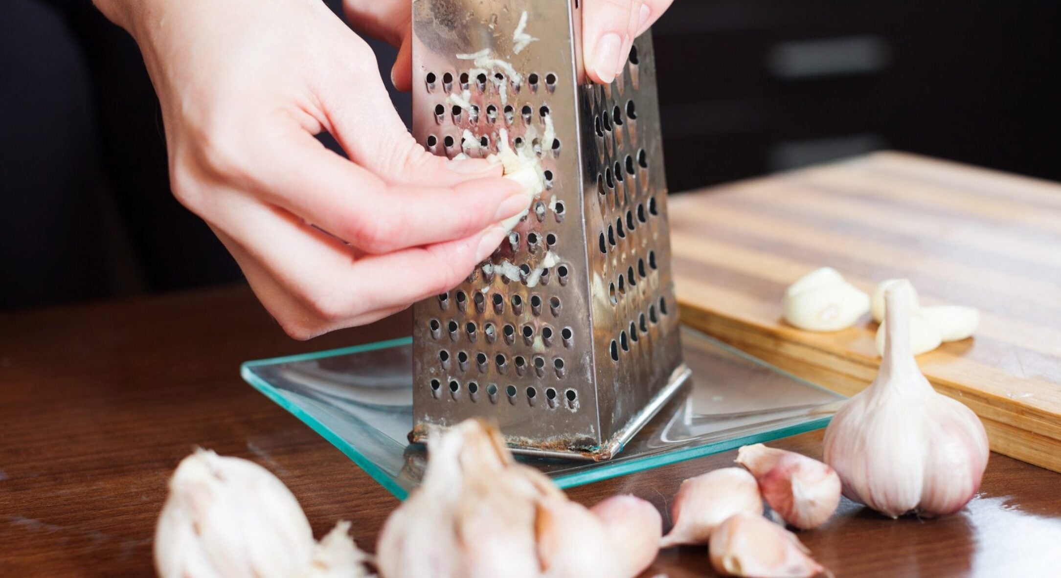 Перед нарізанням часнику роблю 1 рух – і запах із рук зникає одразу: милом мити не потрібно, дуже виручає 