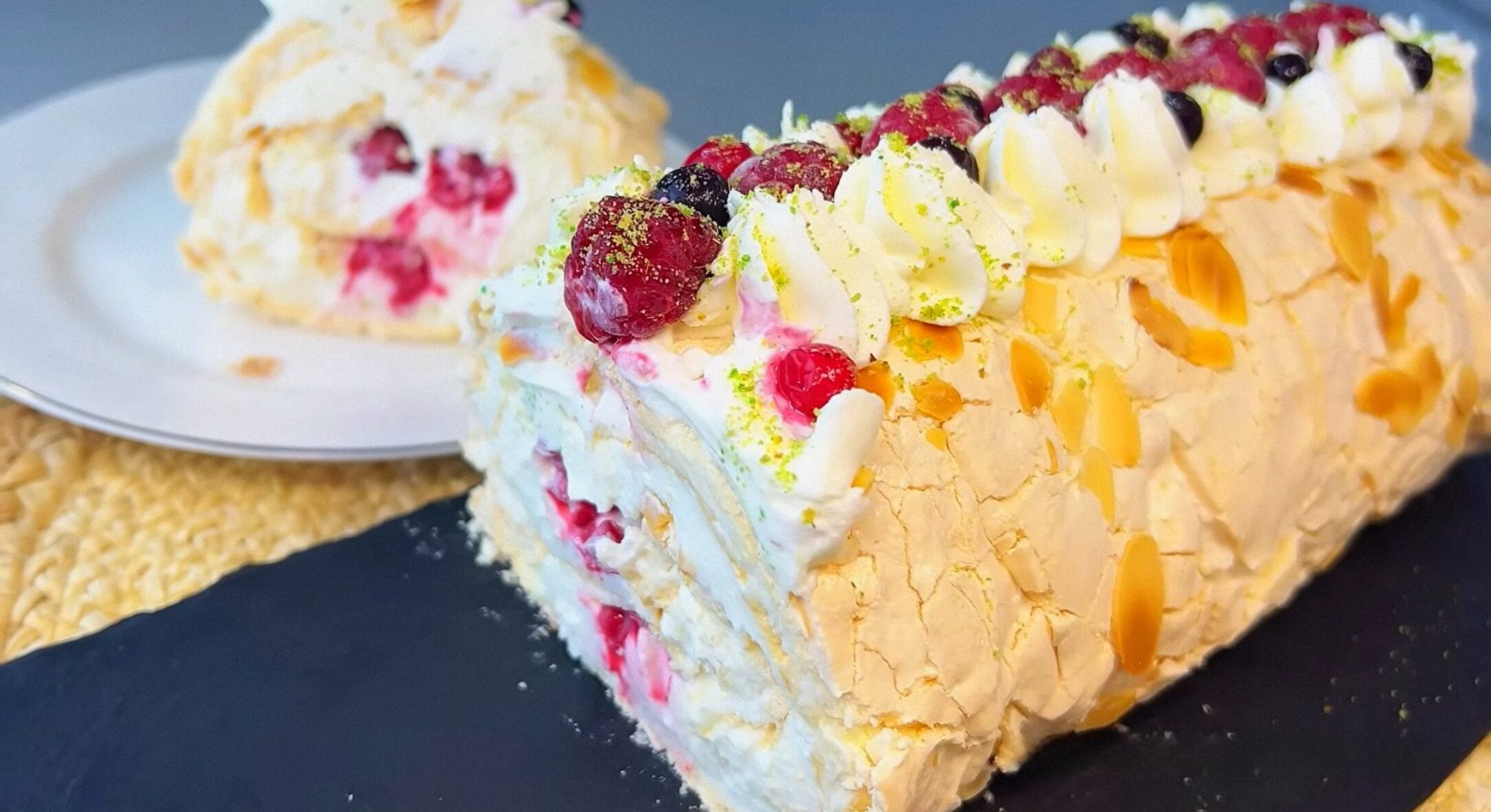 Роблю цей меренговий рулет на всі свята лише за 30 хвилин: повітряний і ніжний десерт, який завжди вдається 