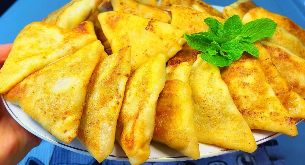 Соковиті млинці з м’ясом, які зникають зі столу миттєво: лише 500 г фаршу і 3 яйця на купу смачних рулетиків 