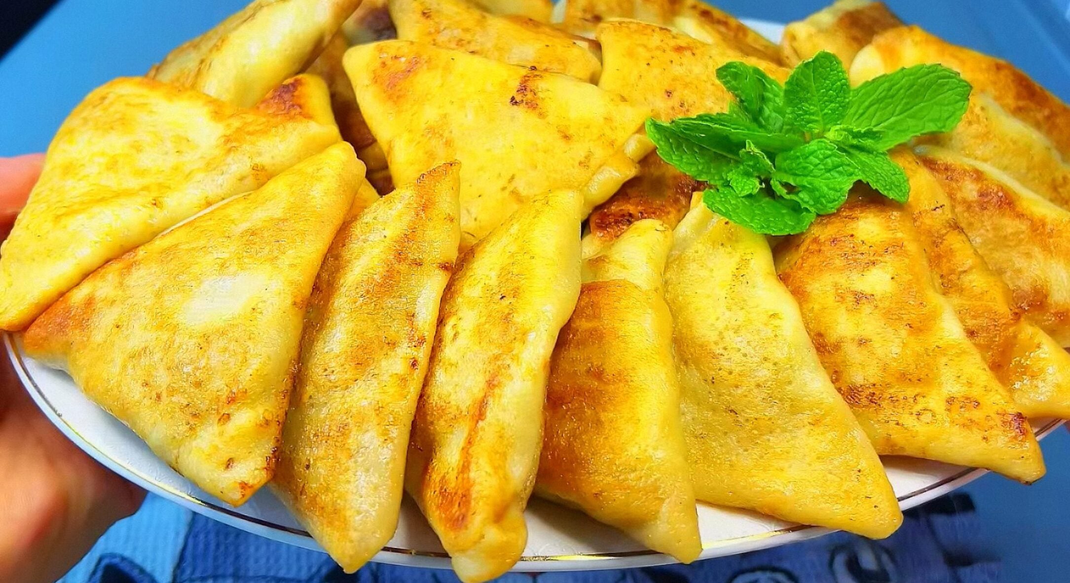 Соковиті млинці з м’ясом, які зникають зі столу миттєво: лише 500 г фаршу і 3 яйця на купу смачних рулетиків 