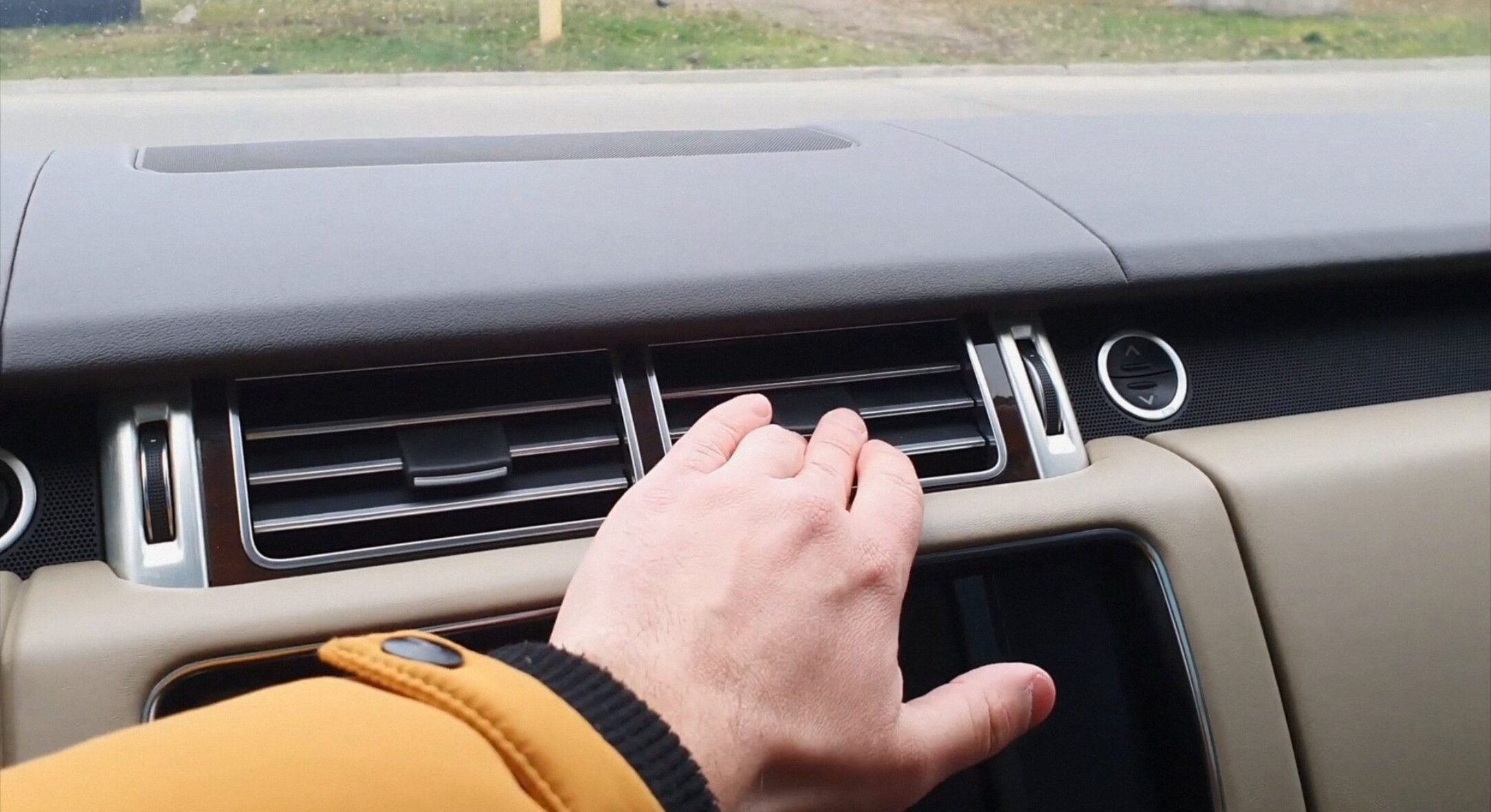 В машині пахне дороговизною, наче це – нове авто з салону, а я всього лише капнула на прищіпку 1 краплю 