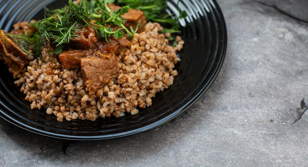 Усі варять гречку ось так, але це – помилка: показую спосіб, з яким каша розсипчаста й у 2 рази ароматніша 