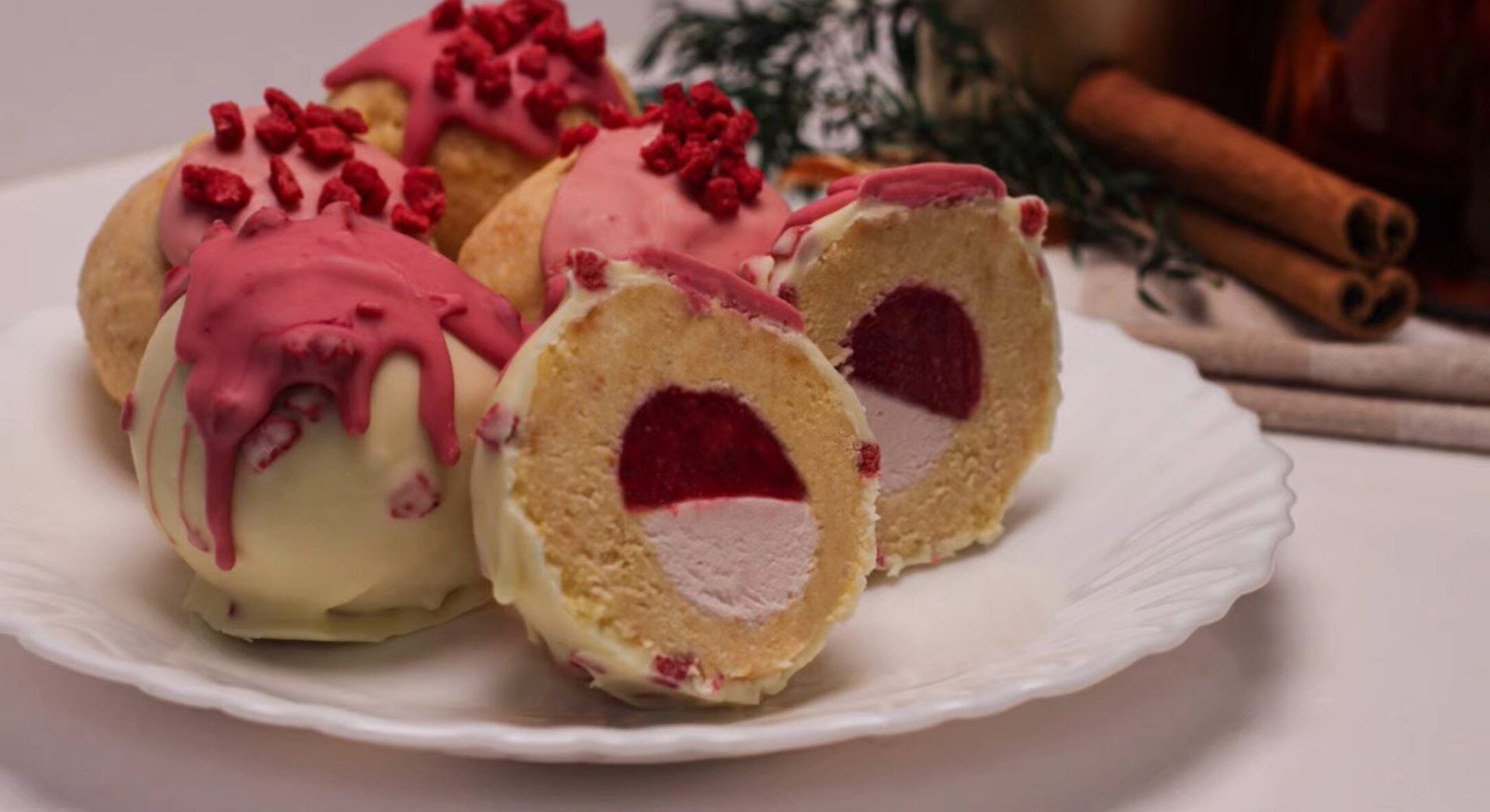 Тістечко “Картопля” з начинкою полуничний чизкейк: роблю вдома смакоту, за яку кондитери беруть по 500 грн 