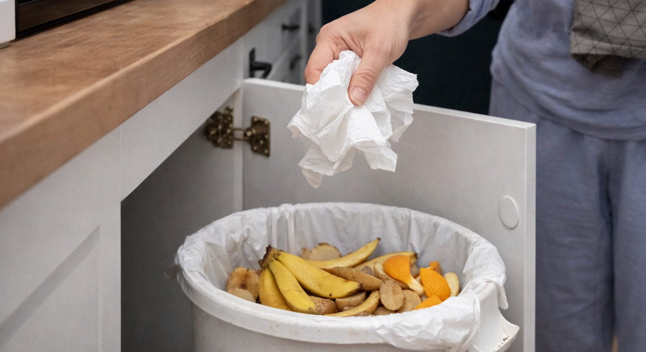 Кидаю в смітник 1 серветку – і він не “пахне” навіть у спеку: трюк на 15 секунд, який я перевірила ще влітку 