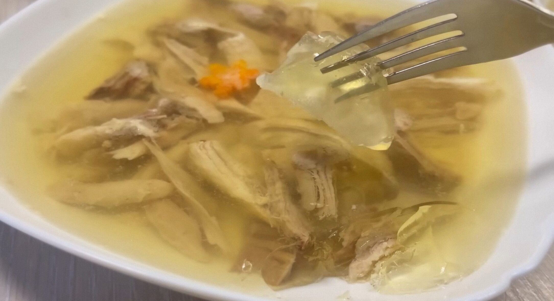 Холодець у мене завжди виходить з першого разу: перевірений рецепт моєї бабусі – на свята готую 33 тарілки 