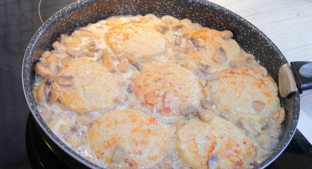 Що приготувати на вечерю? Соковиті котлети по-селянськи. А що приготувати на обід? Фаршировану картоплю 