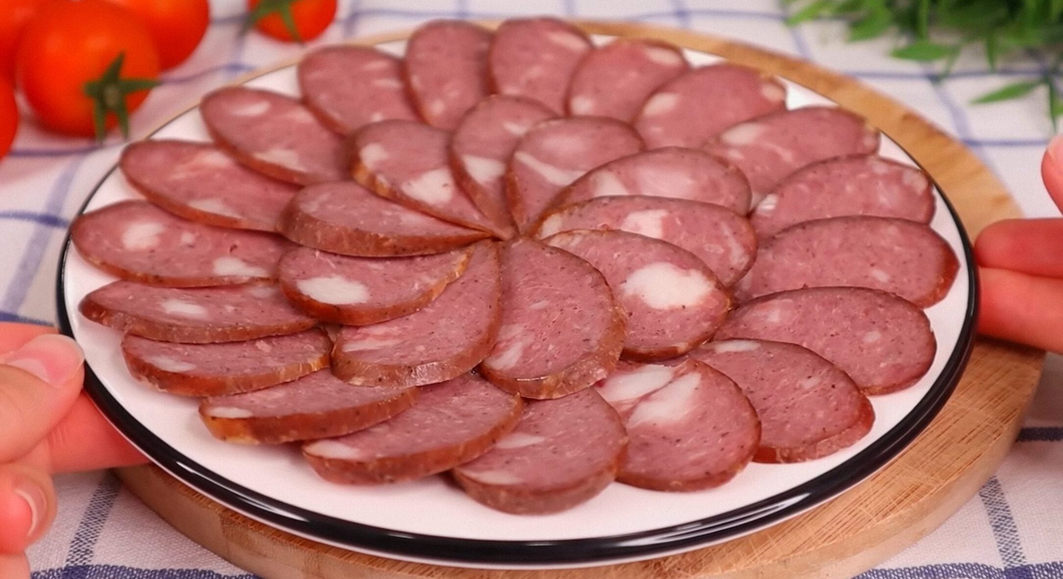 Як почитала склад краківської ковбаси – волосся дибки стало: готую цей делікатес вдома за ГОСТом 1948 року 