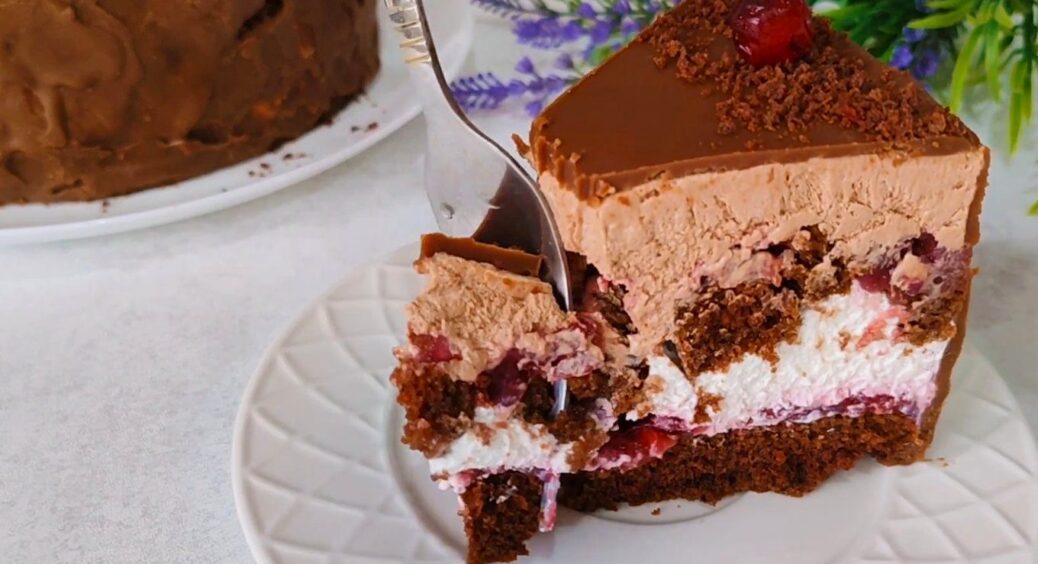 Цей шоколадний торт з вишнею та сметанним кремом буквально тане у роті: готую 8 порцій всього за 1.5 години 