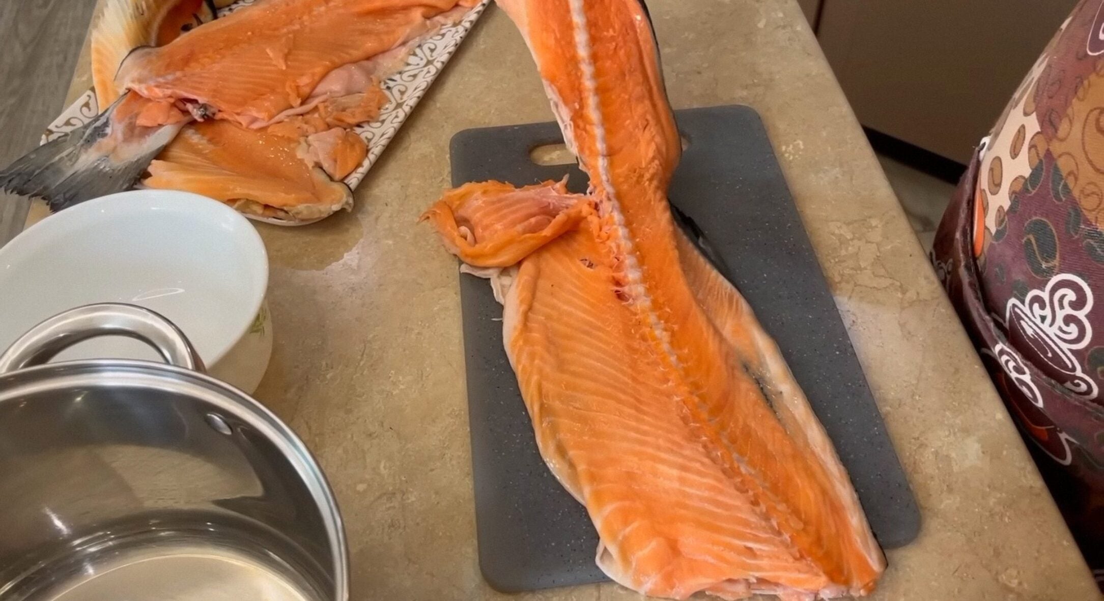 Після розбирання лосося у вас залишилися хребти? Не викидайте їх, а приготуйте ці 3 страви: смачно й легко 