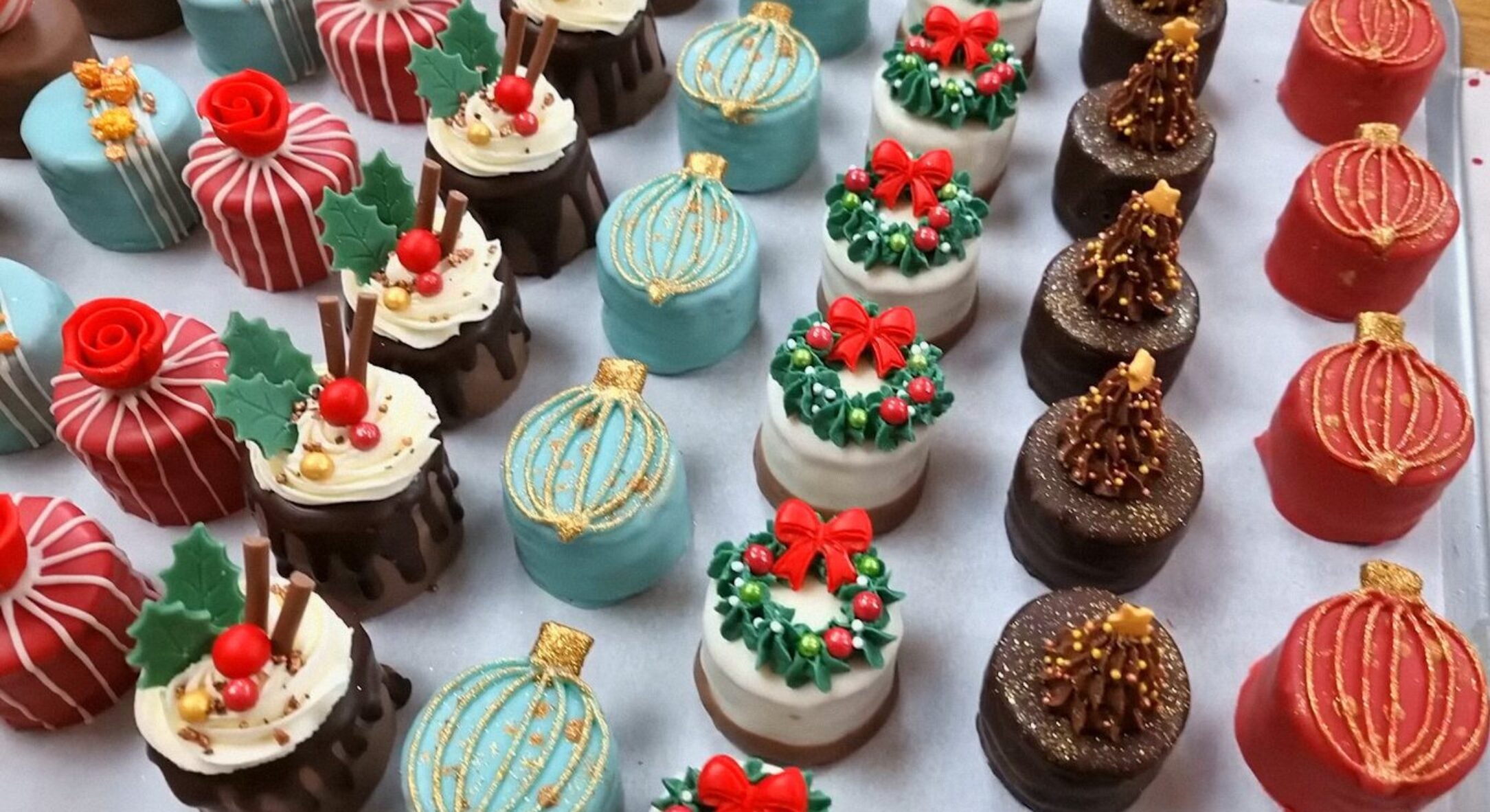 Різдвяні мінікекси для столу та на подарунок: готую 43 тістечка за вечір, і ніхто не вірить, що вони домашні 