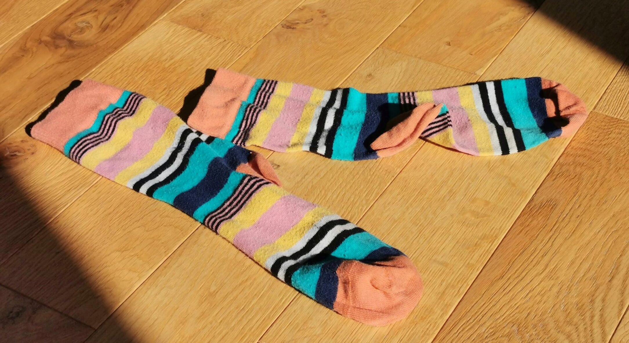 Чоловік перестав розкидати шкарпетки після 1 фрази: психолог порадив простий трюк, який врятував наш шлюб 