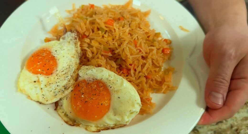 Ви будете кусати лікті, що не знали цього: ось чому кухарі завжди додають 1 ложку оцту при варінні рису 