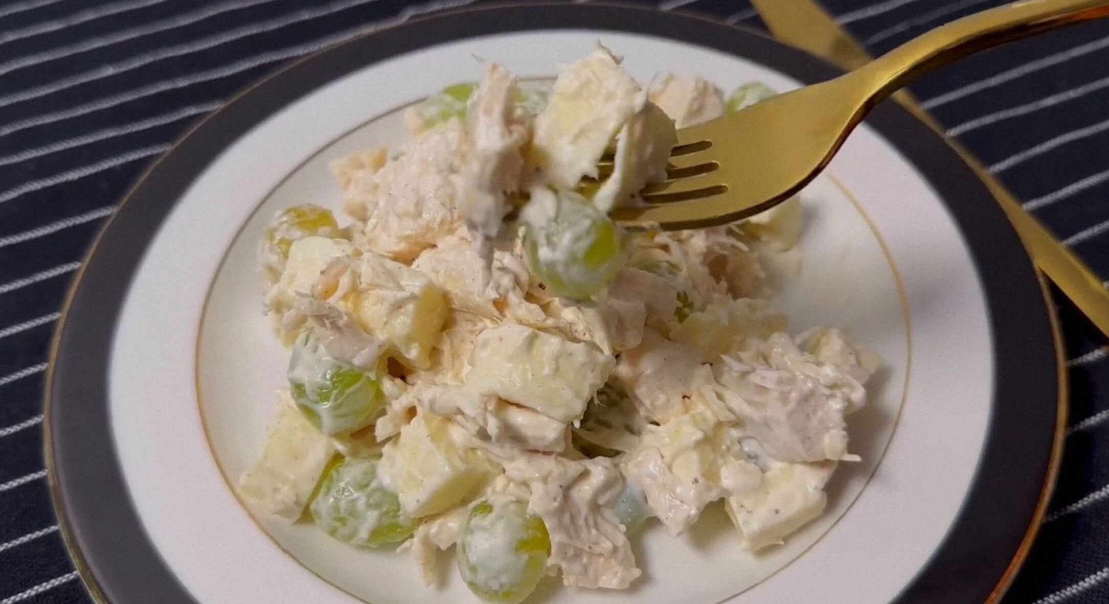 Однозначно готуватиму салат “Курочка-розумничка” на Новий рік: поєднання продуктів – дуже вдала імпровізація 