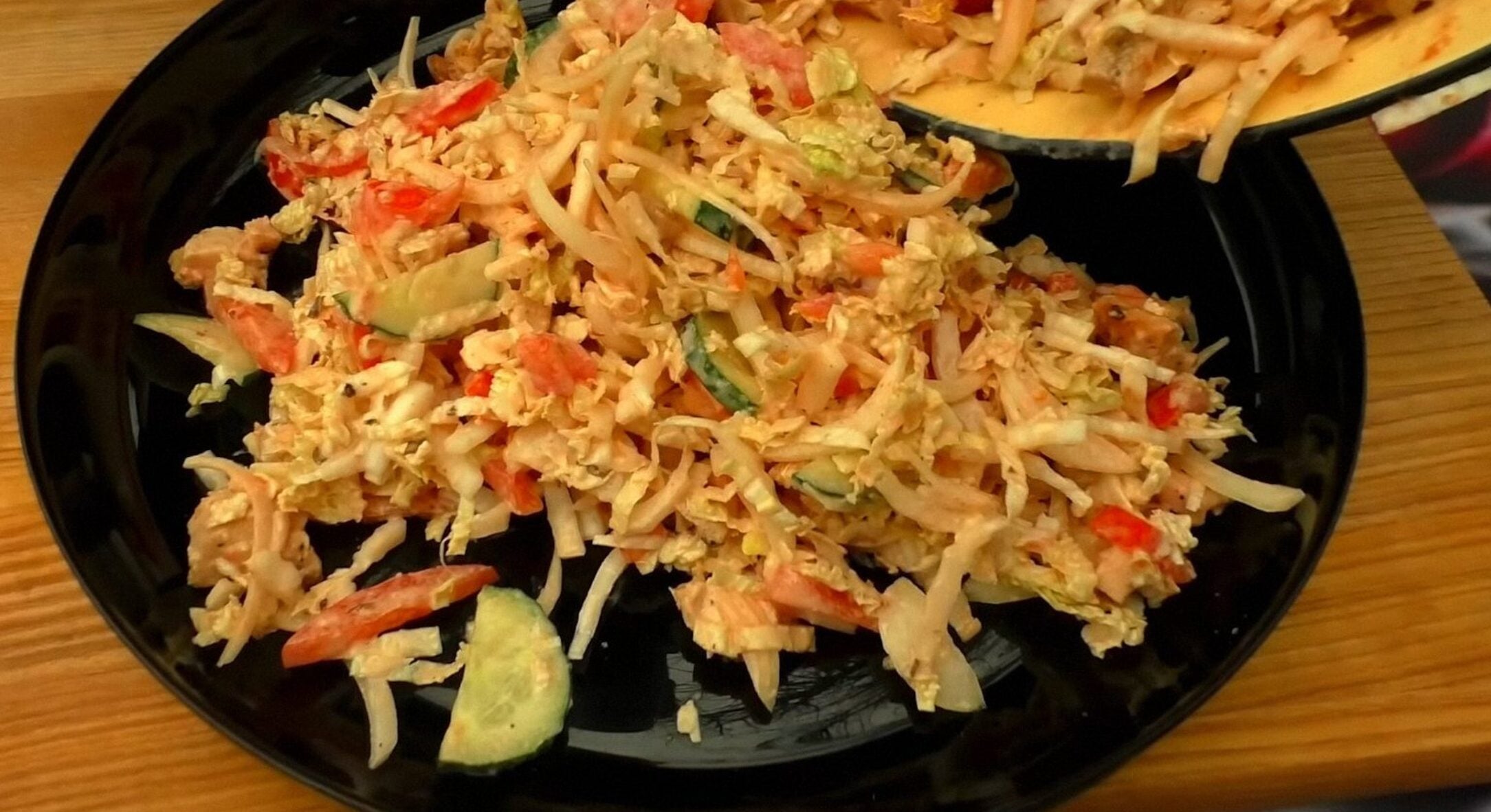 Салат “Шаурма” з тим самим легендарним соусом – не рецепт, а магія смаку: всі гості просять у мене 2 порції 