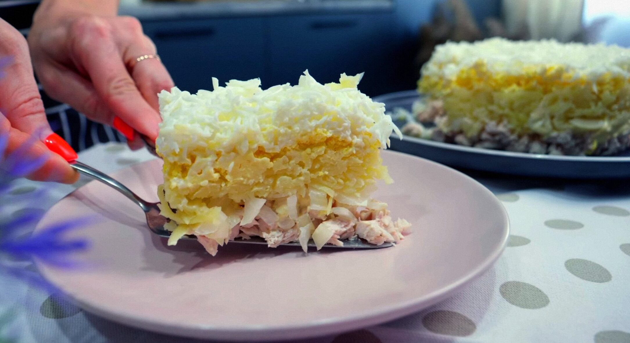 Сусідка якось пригостила – і я просто оніміла від смаку! Салат “Снігова королева” – справжня зірка столу 