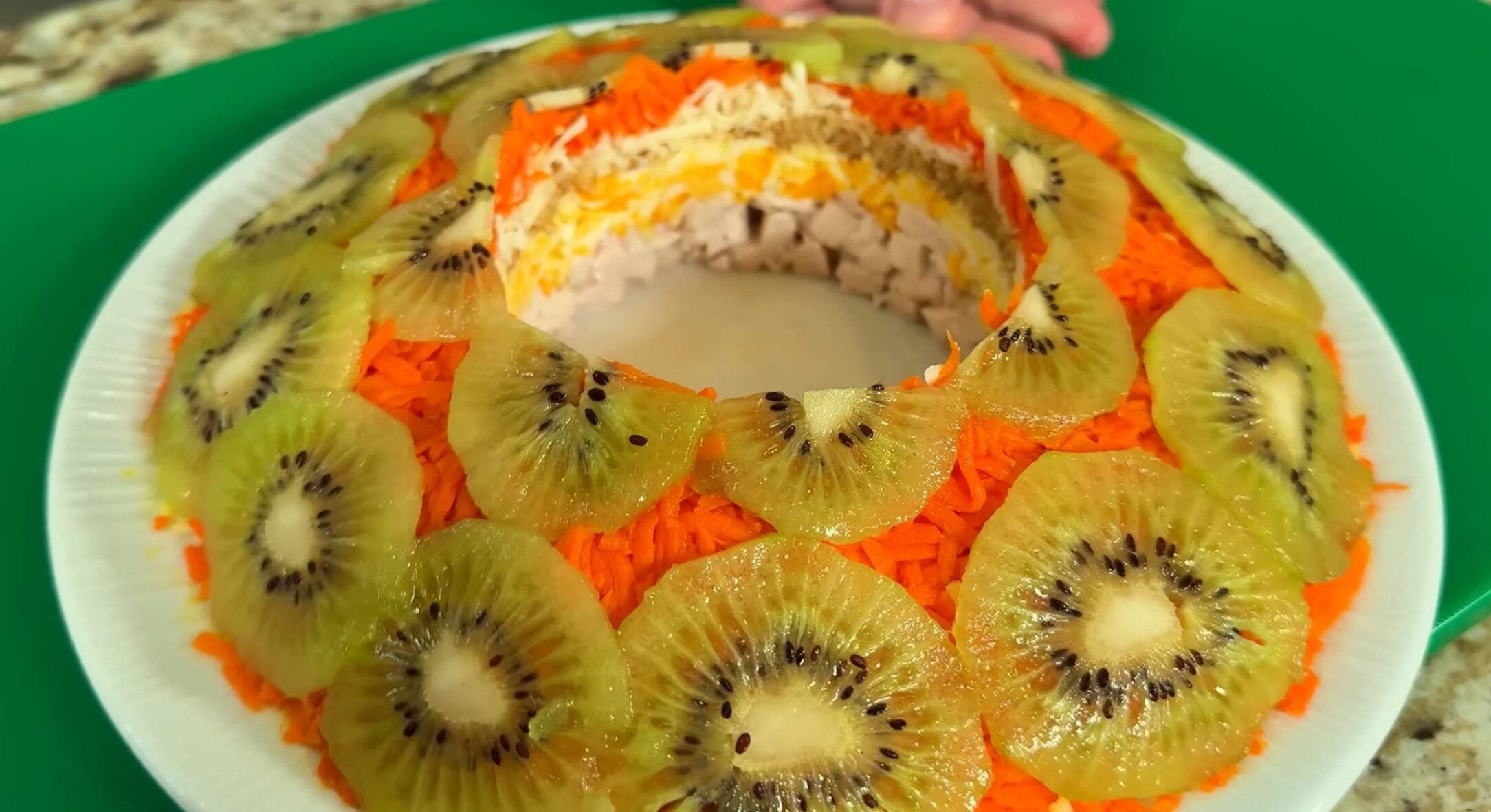 Найсмачніший шаровий салат, який я колись куштувала: “Малахітовий браслет” – так курку ви ще не подавали 