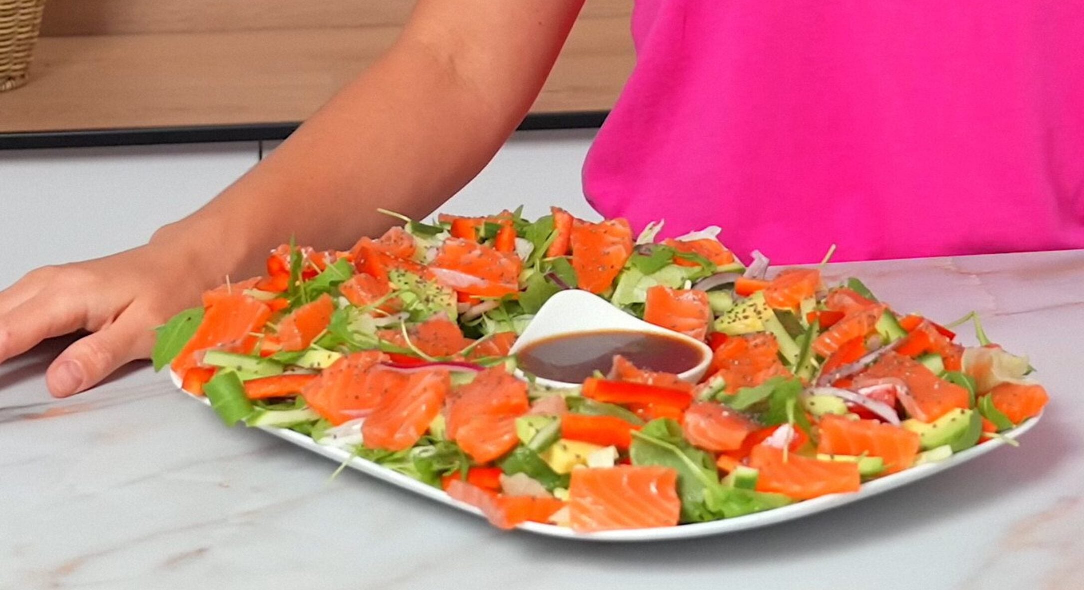 Мій улюблений салат на Новий рік 2026: лосось + авокадо + зелень = мегасмакота, яку завжди з’їдають першою 