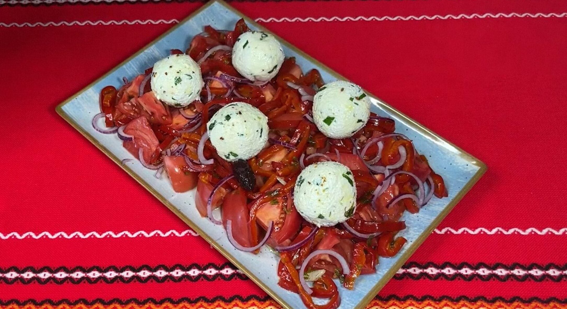 Салат із помідорів, як у ресторанах за 900 гривень, а готується 15 хв: цією стравою я здивувала усю родину 