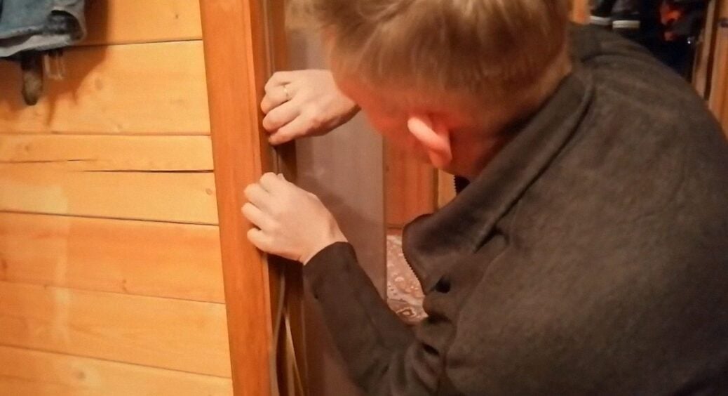 Двері перестали “продувати” взимку: клею 1 смужку ущільнювача – і в коридорі тепліше всього за одну ніч 