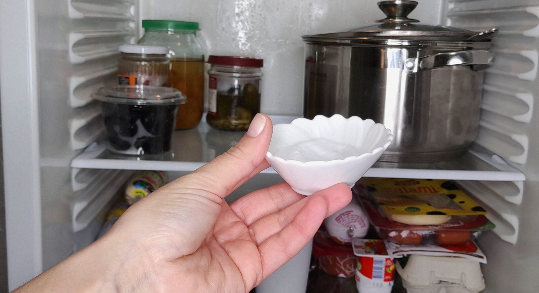 Ставлю в холодильник 1 склянку – і запахи зникають за ніч: навіть після риби та часнику не лишається нічого 