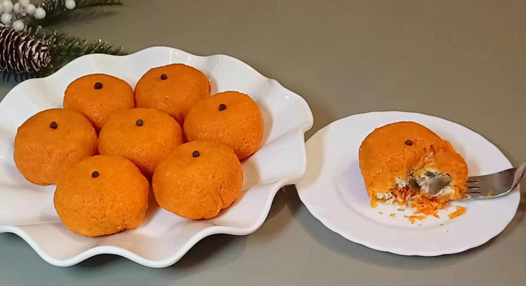 Замість звичайних мандаринів ставлю на новорічний стіл салат: святкова закуска з моркви, ананаса та грибів 