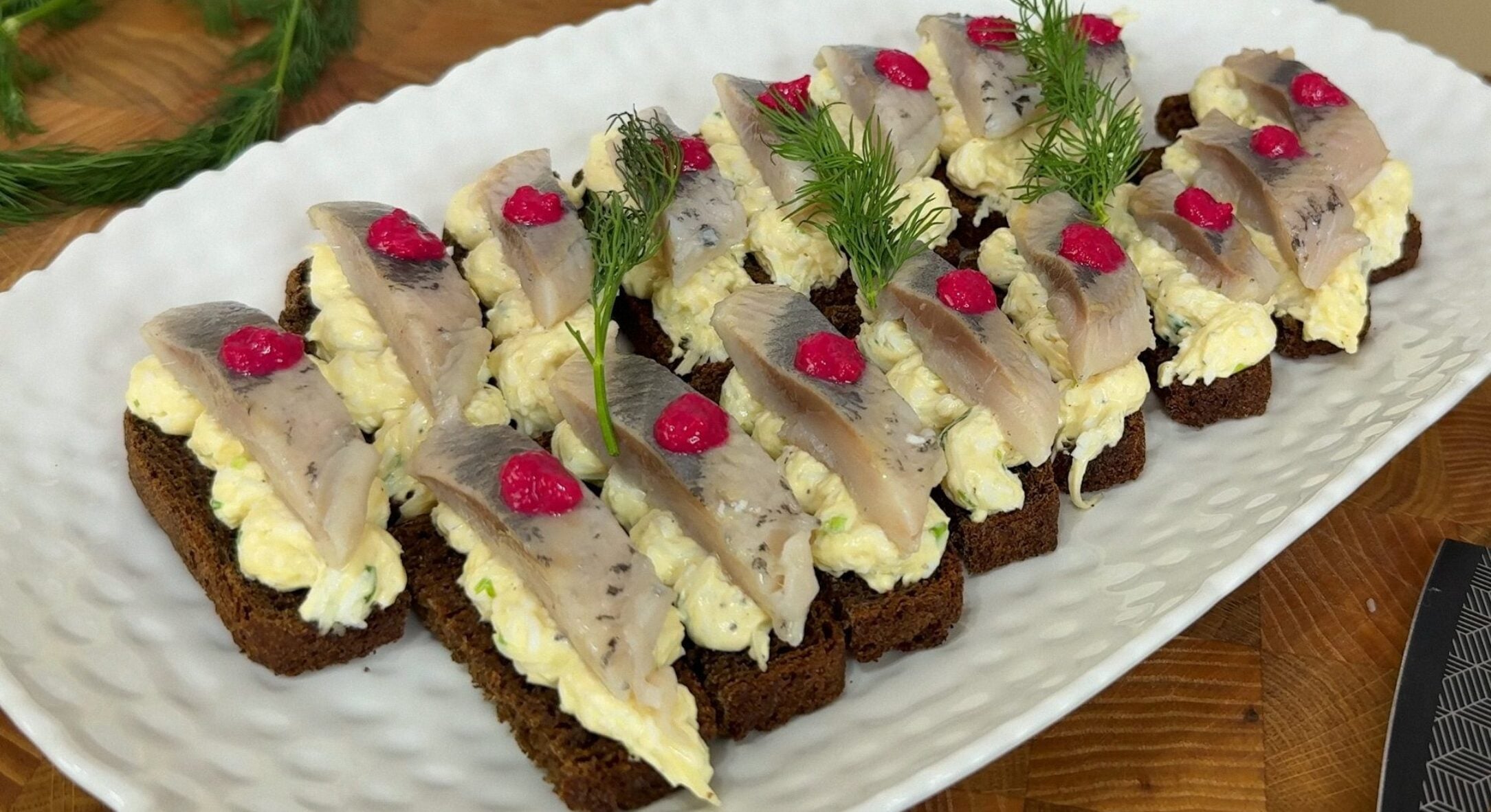 Роблю на будь-яке свято і гостям ніколи не набридає: хліб + оселедець з особливою подачею – закуска за 5 хв 