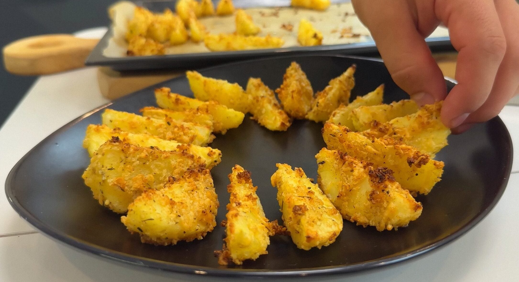 Беру всього 5 картоплин та готую цю смакоту на вечерю і свято: краще та простіше за картоплю по-селянськи 