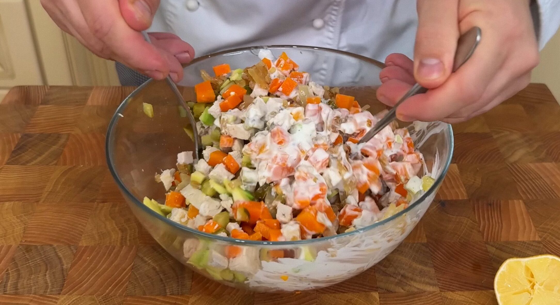 Олів’є по-новому: 4 найкращі заміни майонезу, з якими салат виходить легшим і все одно “святковим” на смак 