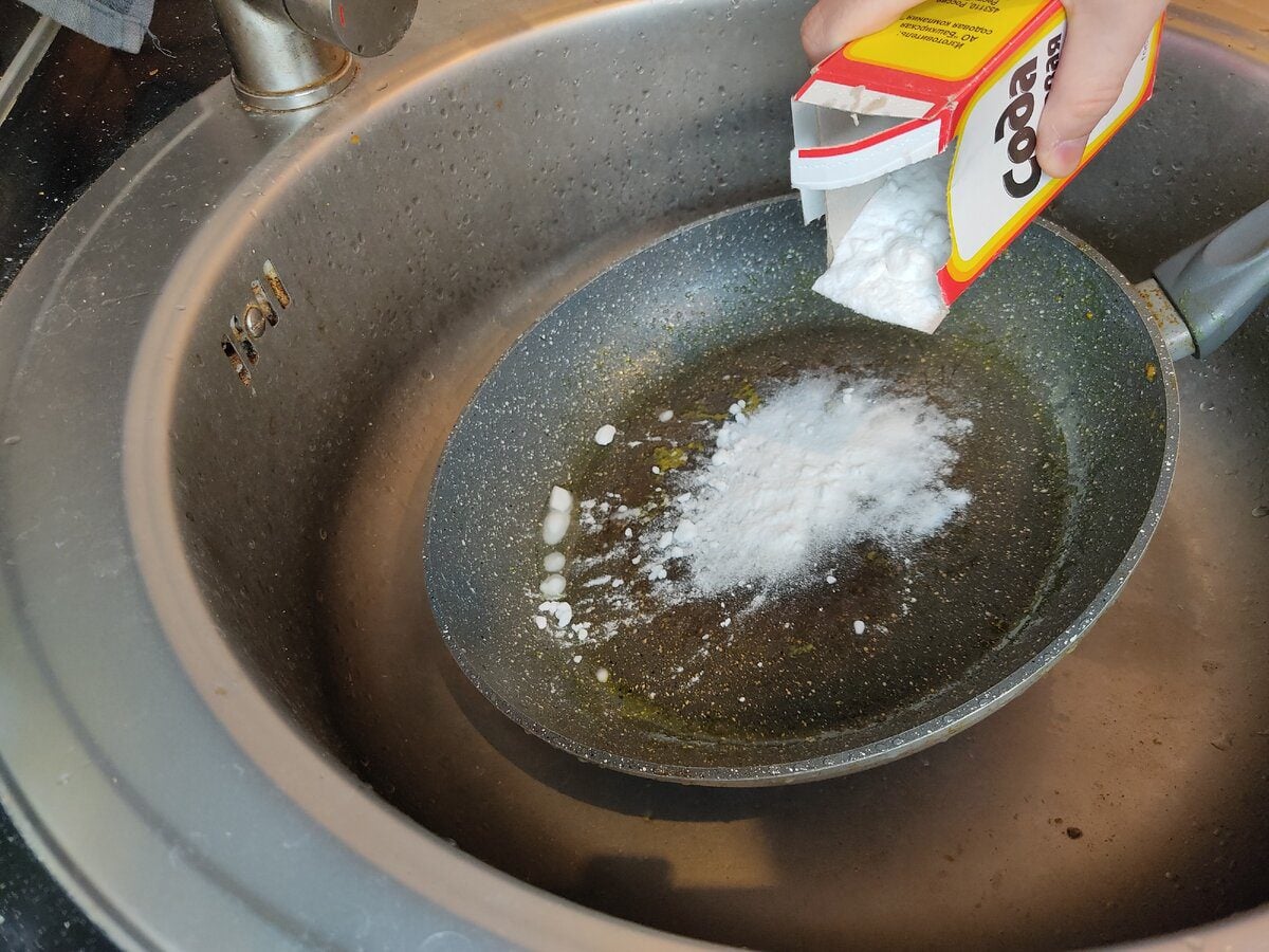 Експерти розповіли, як очистити старий посуд від нагару та застарілого бруду – поради