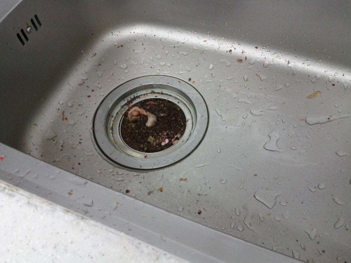 Експерти пояснили, який простий лайфхак допоможе очистити раковину від неприємного запаху