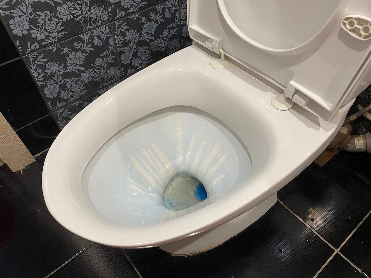 Експерти й господині розповіли про простий спосіб, який допоможе очистити унітаз від нальоту