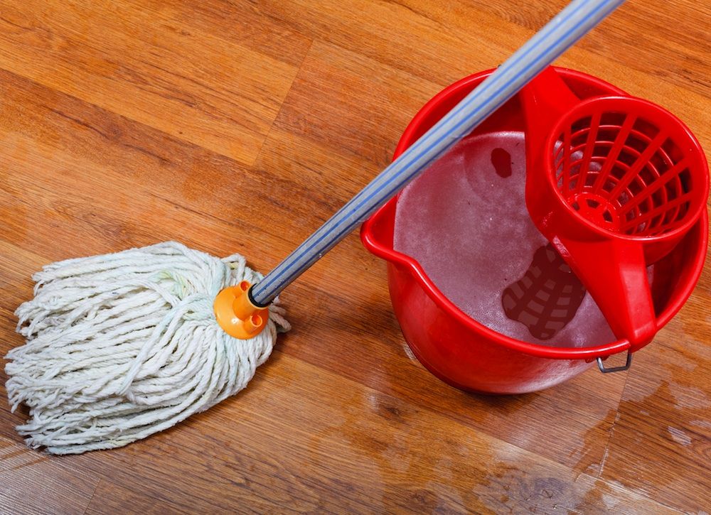 Експерти розповіли, як мити підлогу, аби вона довше залишалась чистою, а пил не осідав