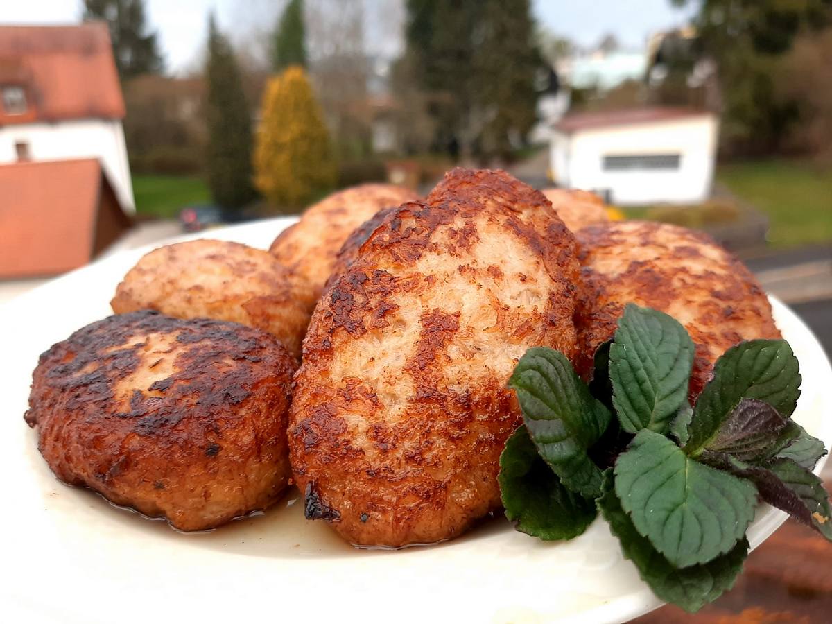 Експерти розповіли, як правильно смажити котлети без борошна, аби страва вийшла смачною