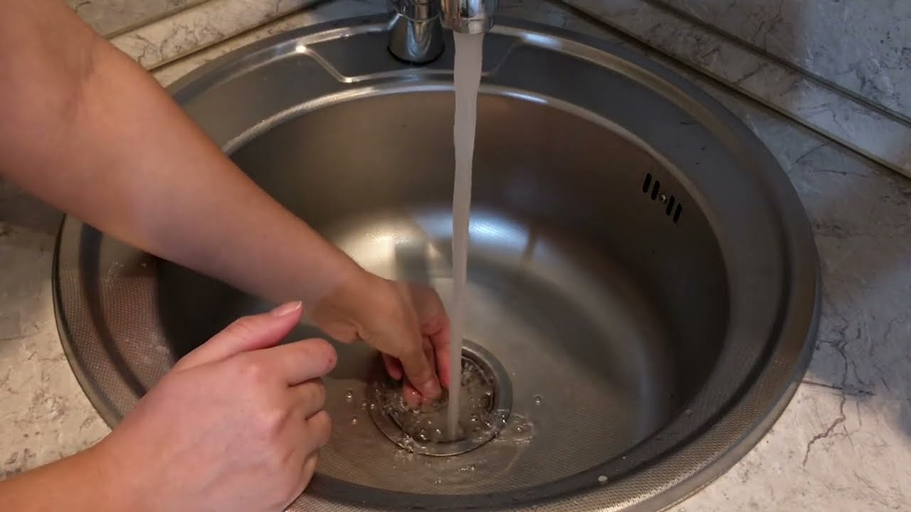 Експерти пояснили, який засіб використовувати, аби позбутись від неприємного аромату зливу