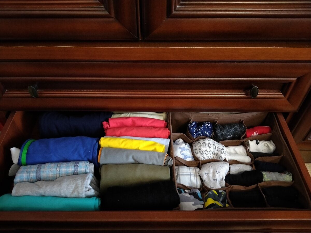 Експерти розповіли, як правильно сушити одяг взимку, аби він не пахнув вогкістю взимку – порада