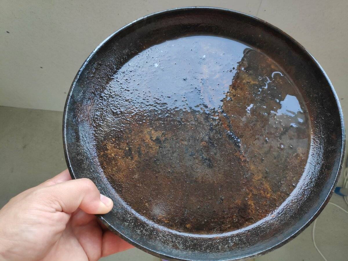 Експерти порадили простий спосіб і засіб, який допоможе відмити старий нагар на сковорідці