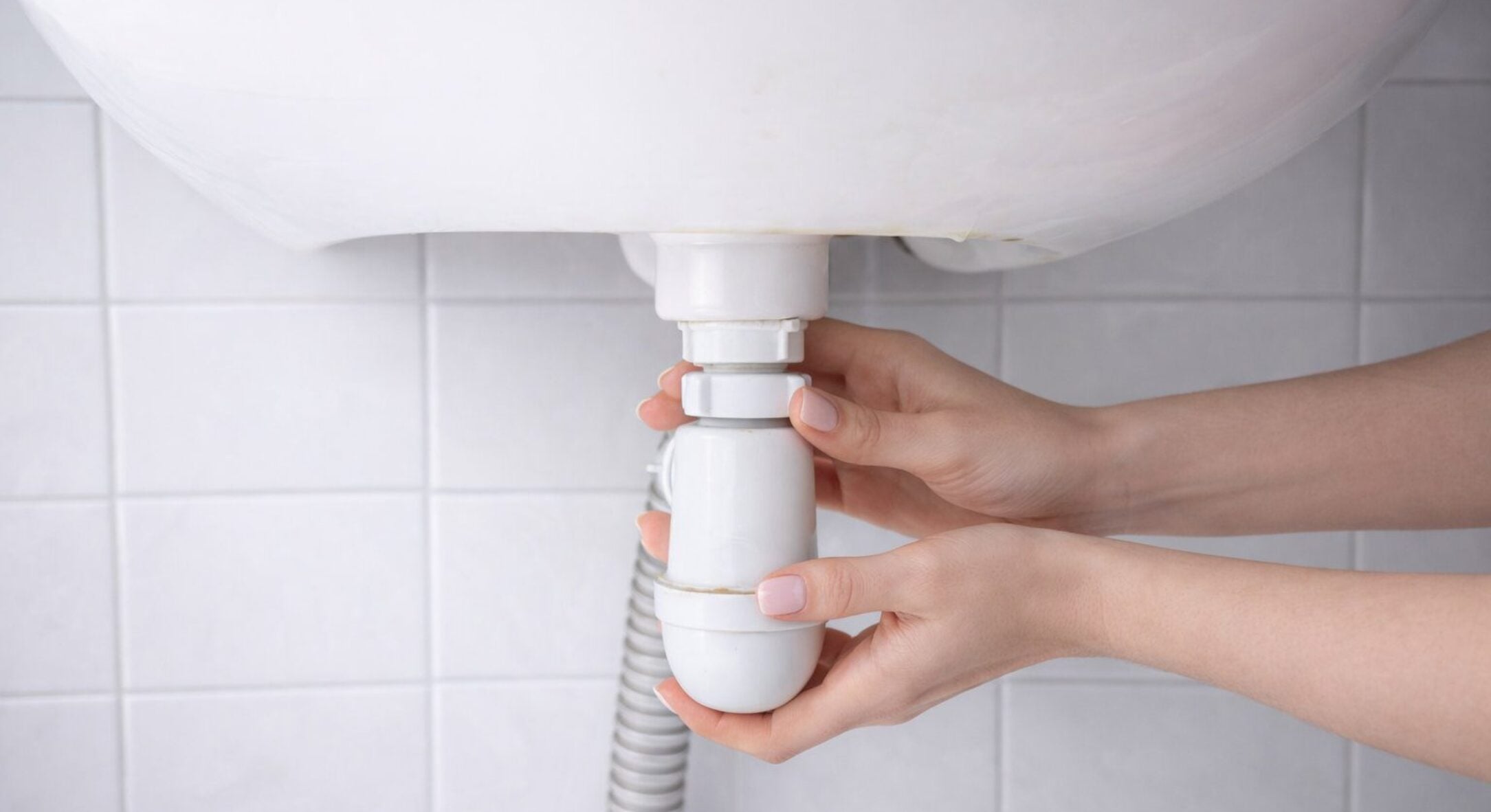 Раз на 2-3 місяці чищу сифон 2 простими рухами – запах із кухні зникає повністю, без “хімії” та сантехніка 