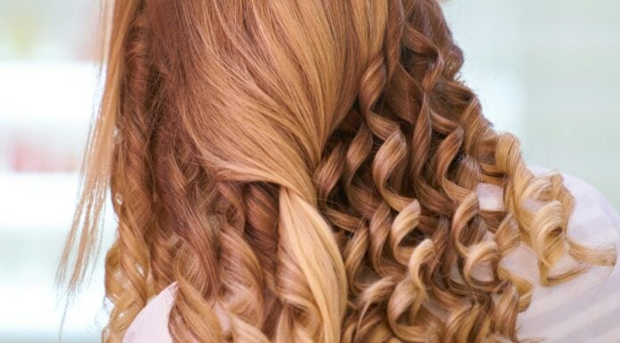 Перукар-стиліст показав, як без плойки зробити гарні локони