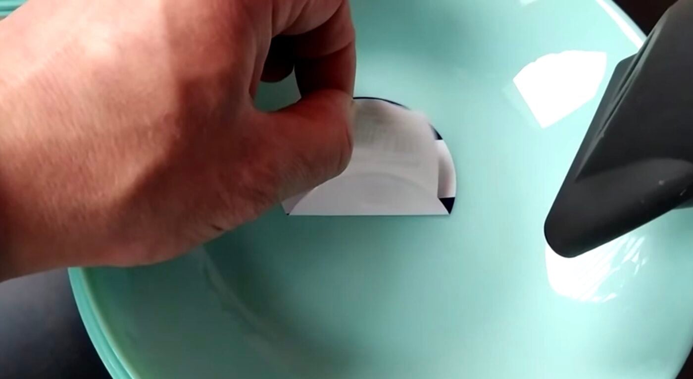 Як швидко та просто зняти етикетки разом з клеєм з посуду