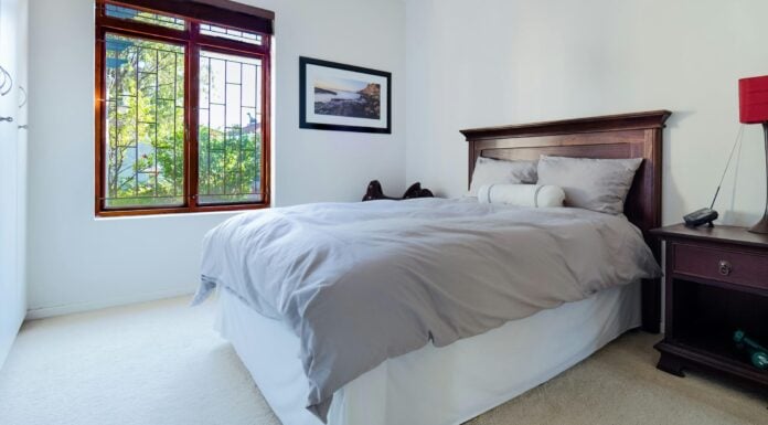 Під ліжко ставлю 2 упаковки – і сплю в теплі при -15 надворі і без світла в розетці: фольга не знадобиться Простий метод збереження тепла в спальні при відсутності опалення