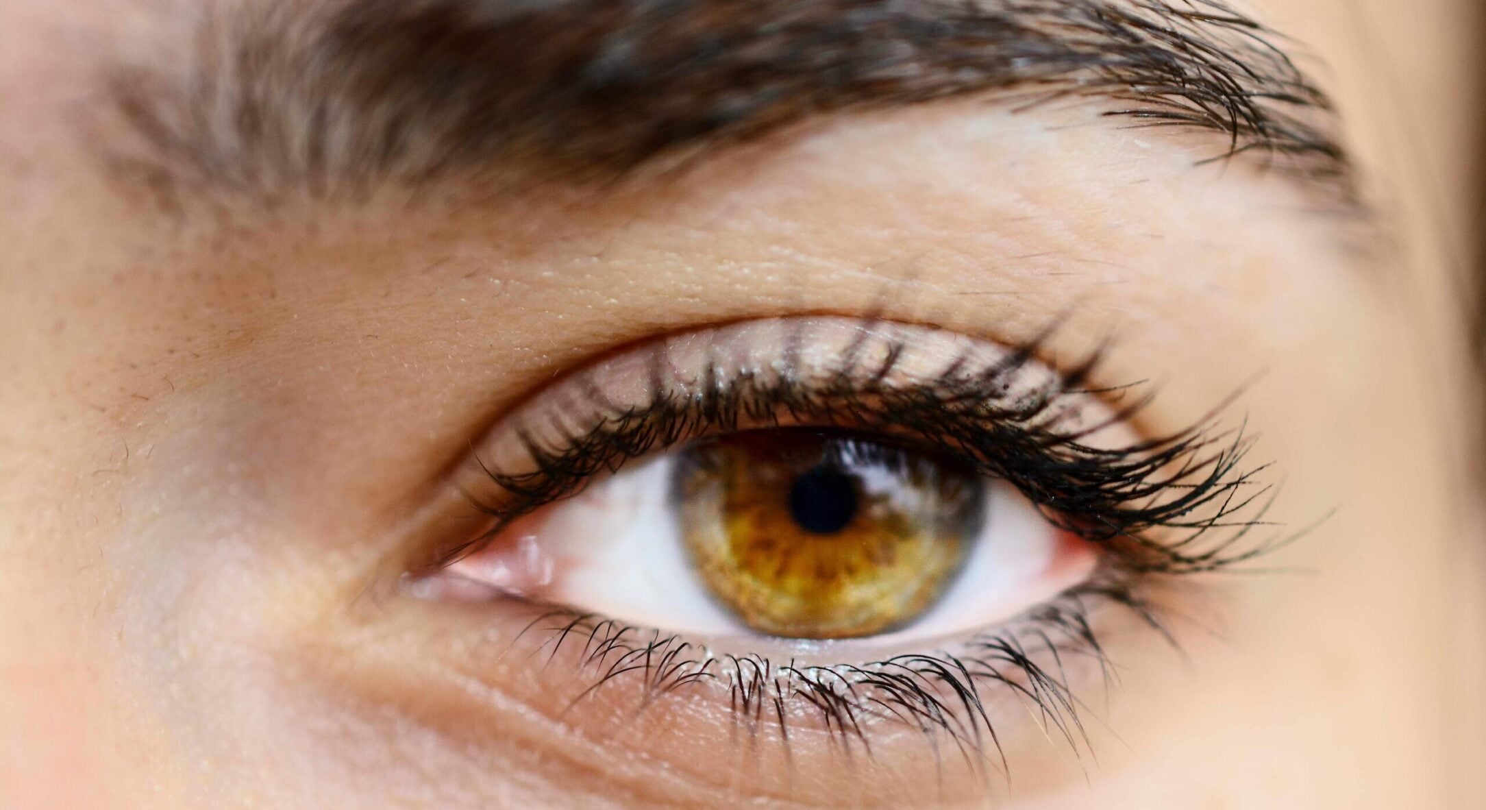 Прочесую вії на ніч щіточкою з 2 краплями цього: вони стають чорні, довгі, підкручені 