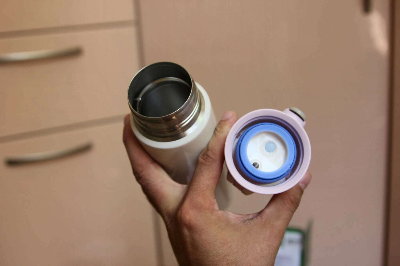 Експерти порадили простий лайфхак зі старою газетою, аби термос тримав напої гарячими довше