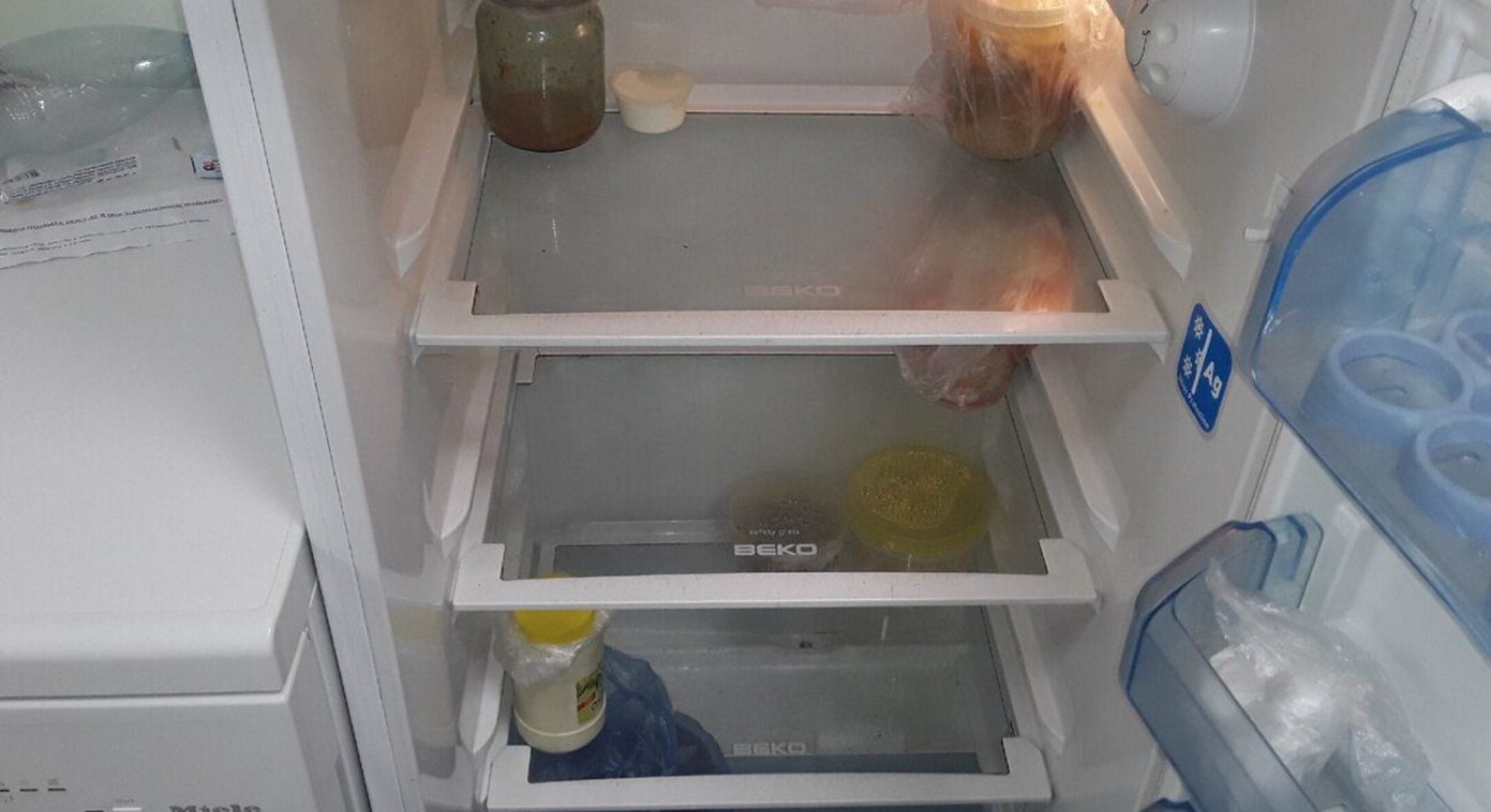 1 раз на рік роблю це з холодильником — і він не “намотує” зайві кіловати навіть у спеку: енергоефективність 