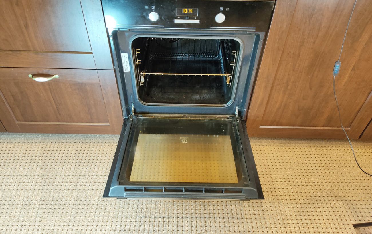 Господині розповіли про спосіб очищення духовки, аби не довелось використовувати побутову хімію