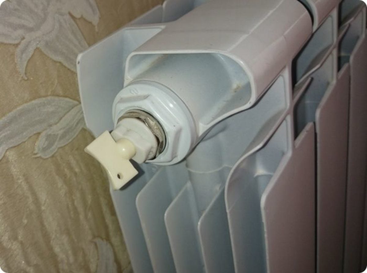 Експерти порадили, як правильно створити комфортні умови для сну, якщо вдома холодні батареї