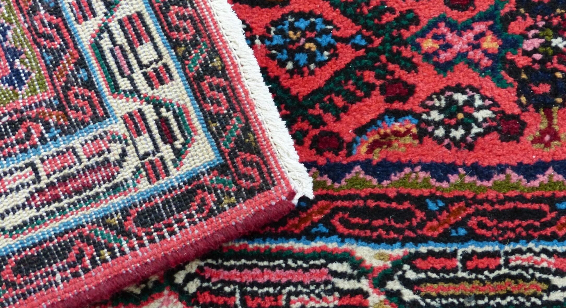 Стелю під килим 2 аркуші “цього” – і підлога перестає “тягнути” холодом навіть у морози: сільський лайфхак 