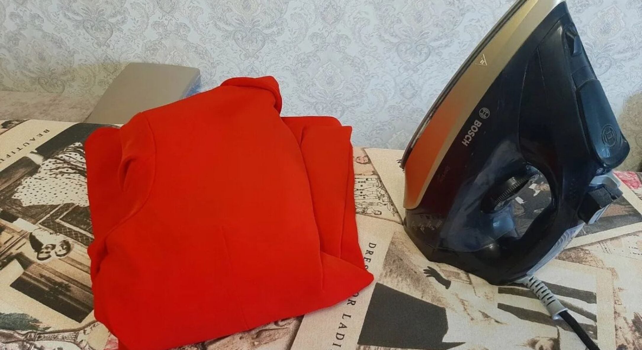 Додаю по 2 краплі у воду для праски: так на одязі більше немає білих слідів і розводів 