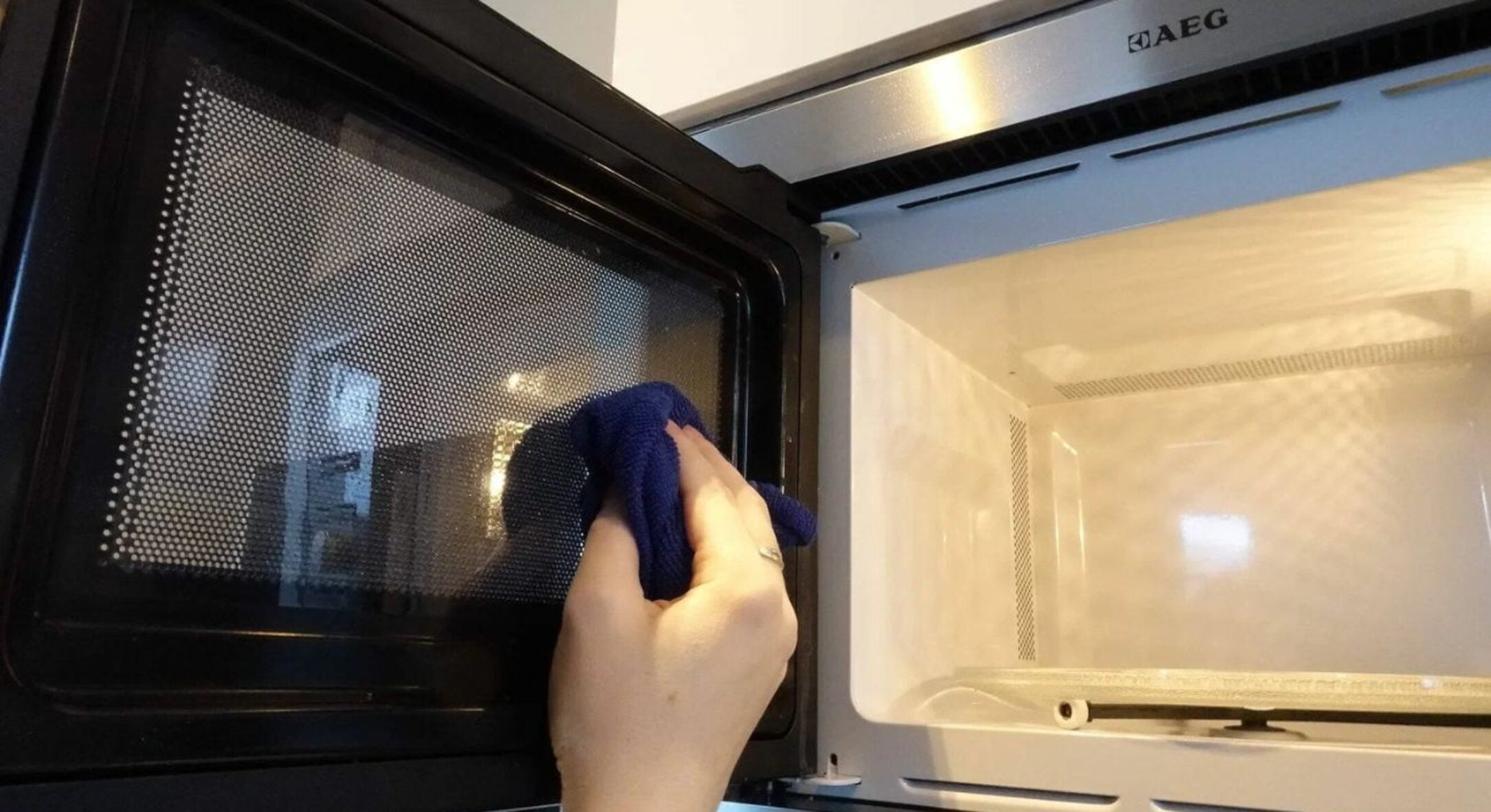 Подивилась на свою мікрохвильовку і “злякалась”: всі жирні патьоки прибираю за 2 хв з 1 засобом 